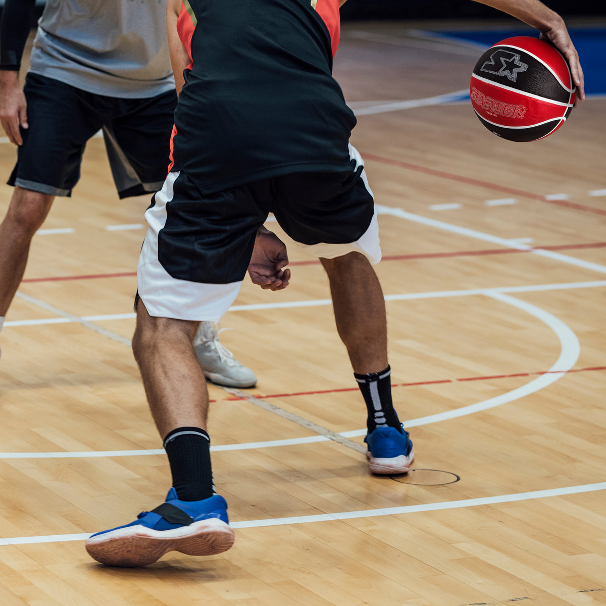 STARTER Rubber Basketball – Outdoor Grip with Pump, Size 7